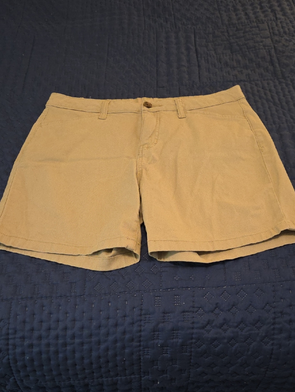 EUC ST. JOHNS BAY WOMEN'S Casual Tan Shorts